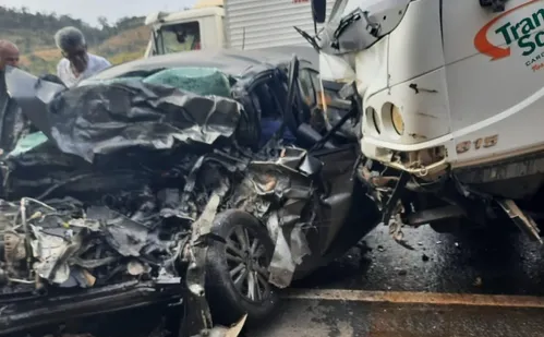 
          Imagem ilustrativa da imagem Acidente entre caminhão e carro deixa duas pessoas mortas em Colatina
          