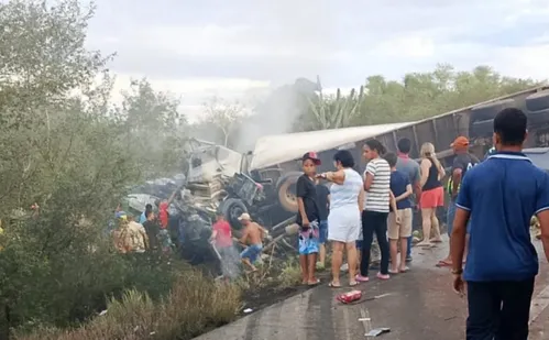 
          Imagem ilustrativa da imagem Acidente entre caminhão e van deixa 16 mortos em rodovia na BA
          