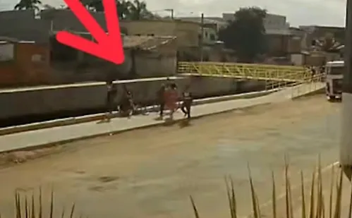 
          Imagem ilustrativa da imagem Adolescente cai em valão quando seguia de bicicleta para escola
          