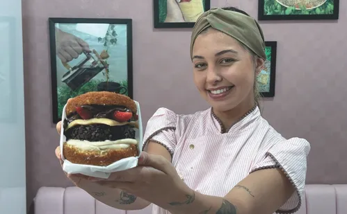 
          Imagem ilustrativa da imagem Agora é a vez do X-bolo, a nova moda da confeitaria. Saiba como fazer
          