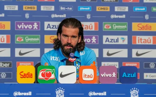 
          Imagem ilustrativa da imagem Alisson diz que críticas não o abalam: 'Ninguém vai me cobrar mais do que eu"
          