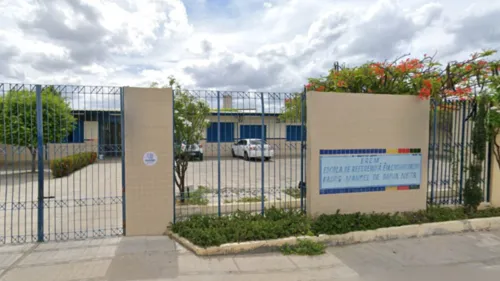 
          Imagem ilustrativa da imagem Aluno de 18 anos morre dentro de escola pública em Petrolina
          