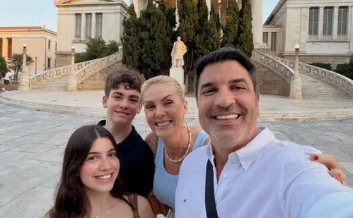 
          Imagem ilustrativa da imagem Ana Hickmann abre álbum de férias na Grécia com Edu Guedes e os filhos
          