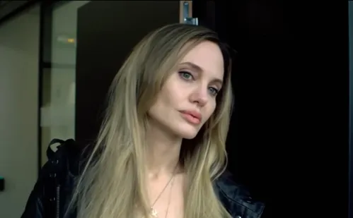 
          Imagem ilustrativa da imagem Angelina Jolie diz que não namora desde separação de Brad Pitt, há 10 anos
          