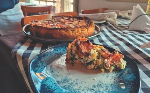 
          Imagem ilustrativa da imagem Aprenda a fazer uma receita criativa de torta com  espinafre e bacon
          