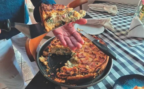 
          Imagem ilustrativa da imagem Aprenda a fazer uma receita criativa de torta com  espinafre e bacon
          