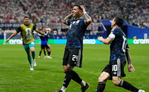 
          Imagem ilustrativa da imagem Argentina consegue virada épica e disputará 2ª final seguida de Copa
          