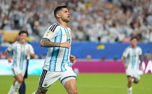 
          Imagem ilustrativa da imagem Argentina escapa de zebra histórica, bate Cabo Verde na prorrogação e avança
          