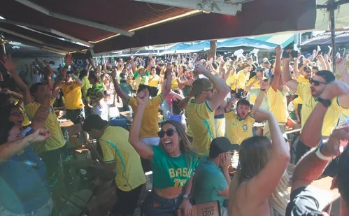 
          Imagem ilustrativa da imagem "As coisas vão melhorar": torcedores capixabas avaliam classificação do Brasil
          