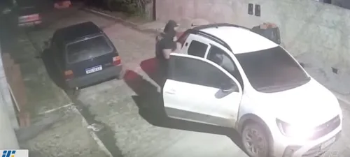 
          Imagem ilustrativa da imagem Assaltantes invadem casa, roubam carro e ameaçam família em Camaragibe
          