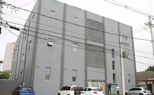 
          Imagem ilustrativa da imagem Atendente do IML é preso por transferir dinheiro com celular de morto em SP
          