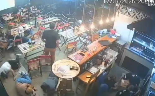 
          Imagem ilustrativa da imagem Atentado a tiros em loja de conveniência deixa três mortos e dois feridos no Paraná
          