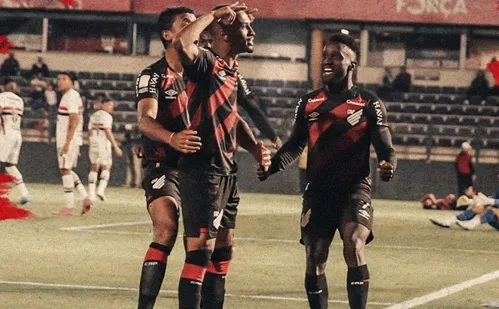 
          Imagem ilustrativa da imagem Athletico vira em 5 minutos sobre São Paulo e deixa rival pressionado
          