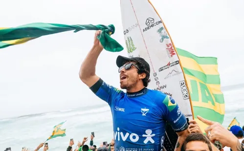 
          Imagem ilustrativa da imagem Atual campeão mundial, Yago Dora vence etapa de Saquarema da WSL
          