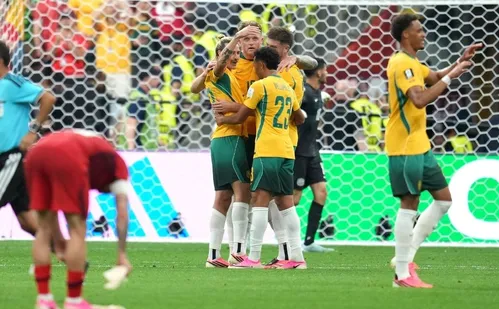 
          Imagem ilustrativa da imagem Austrália cria menos, mas é mais eficaz e derrota a Turquia na estreia na Copa
          