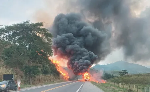 
          Imagem ilustrativa da imagem BR-101 é totalmente liberada após incêndio que destruiu carros elétricos no ES
          