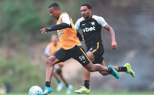 
          Imagem ilustrativa da imagem Botafogo mira controle da SAF após acusação de desvio de aporte ao Lyon
          