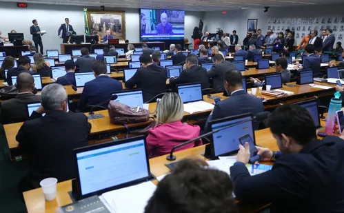 
          Imagem ilustrativa da imagem Comissão do Senado aprova fim da escala 6x1
          