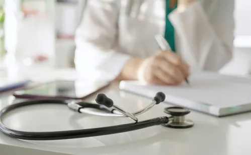 
          Imagem ilustrativa da imagem CFM lança plataforma para registrar casos de erros cometidos por não-médicos
          