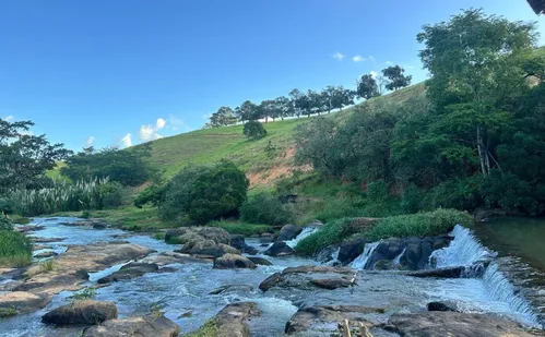 
          Imagem ilustrativa da imagem Cachoeira do Jarrão, Pesqueiro do Jefinho e Espaço Agazeh: o que conhecer em Fundão
          