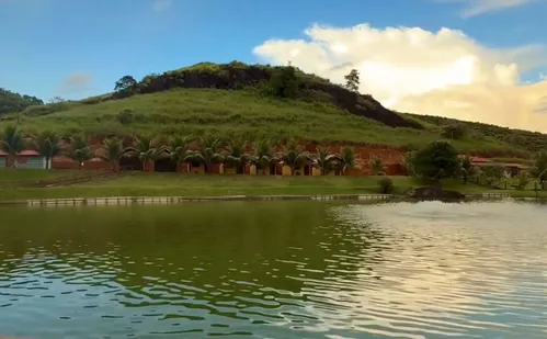 
          Imagem ilustrativa da imagem Cachoeira do Jarrão, Pesqueiro do Jefinho e Espaço Agazeh: o que conhecer em Fundão
          