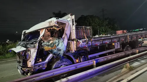 
          Imagem ilustrativa da imagem Caminhoneiro de 26 anos morre após bater em poste na BR-232
          