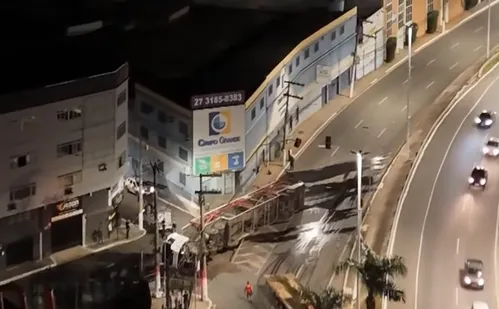 
          Imagem ilustrativa da imagem Caminhoneiro morre após perder o controle de carreta e cair de viaduto em Cariacica
          