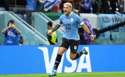 
          Imagem ilustrativa da imagem Camisa 10 do Uruguai, Arrascaeta sente lesão e pode ser cortado da Copa do Mundo
          
