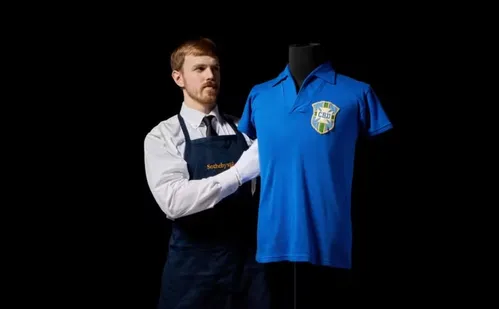 
          Imagem ilustrativa da imagem Camisa usada por Pelé na final da Copa de 58 é vendida por R$ 25 milhões em leilão
          
