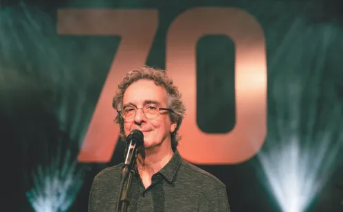 
          Imagem ilustrativa da imagem Carlos Papel reúne 60 anos de carreira em álbum ao vivo
          