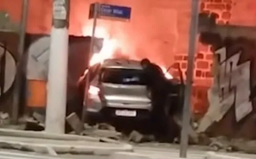 
          Imagem ilustrativa da imagem Carro pega fogo após colidir em muro durante perseguição em Vitória
          