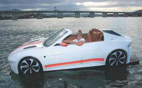 
          Imagem ilustrativa da imagem Carro que navega chama atenção em Vitória
          