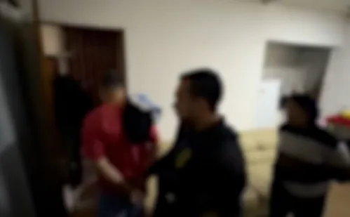 
          Imagem ilustrativa da imagem Casal é preso por sequestrar e torturar homem após sofrer golpe de R$ 50 mil
          