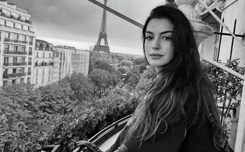 
          Imagem ilustrativa da imagem Catarata precoce deixou Anne Hathaway 'praticamente cega' por dez anos
          