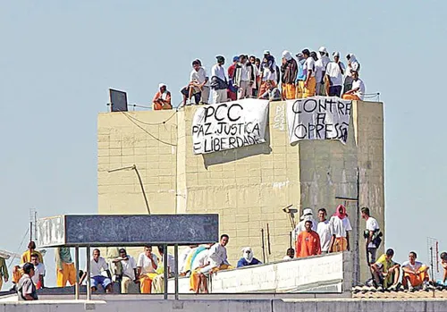 
          Imagem ilustrativa da imagem Classificar PCC e CV como terroristas não ajuda o Brasil, diz promotor
          