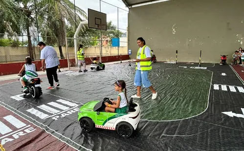 
          Imagem ilustrativa da imagem Com teatro e minipista, alunos de Viana aprendem segurança no trânsito
          
