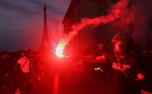 
          Imagem ilustrativa da imagem Comemoração de título do PSG tem 416 detidos e ao menos 7 policiais feridos
          