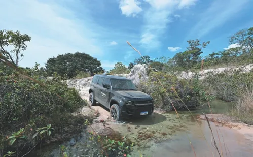 
          Imagem ilustrativa da imagem Como o Defender se tornou o Land Rover mais importante?
          