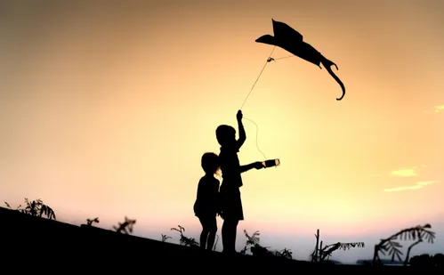 
          Imagem ilustrativa da imagem Concessionária alerta para acidentes com pipas próximo à rede elétrica no ES
          