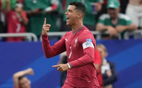 
          Imagem ilustrativa da imagem Cristiano Ronaldo celebra recordes com Portugal: 'Disseram que estava aposentado'
          