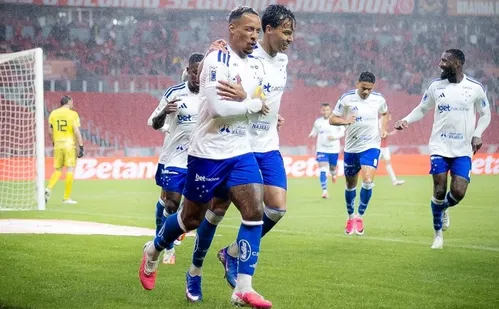 
          Imagem ilustrativa da imagem Cruzeiro bate Inter com golaço de Matheus Pereira e lesão de Pec na estreia
          