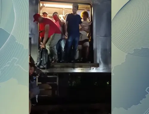 
          Imagem ilustrativa da imagem Curto-circuito paralisou Linha Centro do Metrô do Recife na noite desta segunda
          