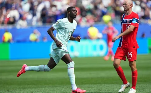 
          Imagem ilustrativa da imagem Dembélé faz 3 para a França e coloca Noruega no caminho do Brasil
          