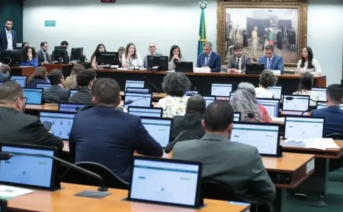 
          Imagem ilustrativa da imagem Deputados votam redução da maioridade penal em comissão
          