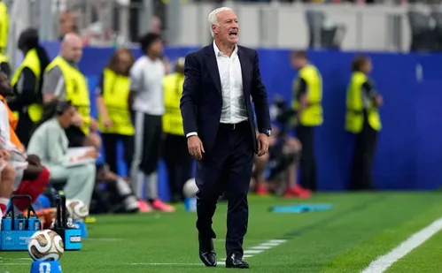 
          Imagem ilustrativa da imagem Deschamps questiona arbitragem após eliminação da França: 'Ele é bom o suficiente?'
          