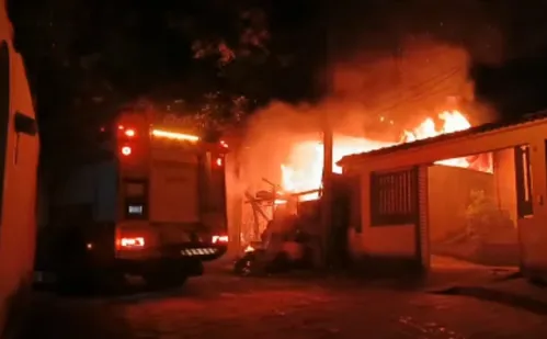 
          Imagem ilustrativa da imagem Discussão por ciúmes termina em incêndio criminoso em Vitória
          