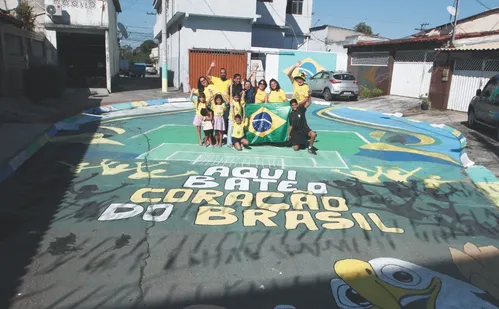 
          Imagem ilustrativa da imagem Disputa de ruas decoradas para torcer pelo Brasil
          
