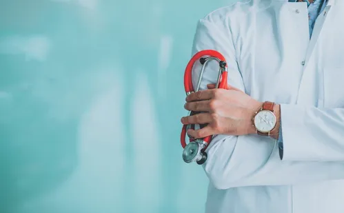 
          Imagem ilustrativa da imagem Dois casos de exercício ilegal da medicina chegam à Justiça todo dia, diz CFM
          