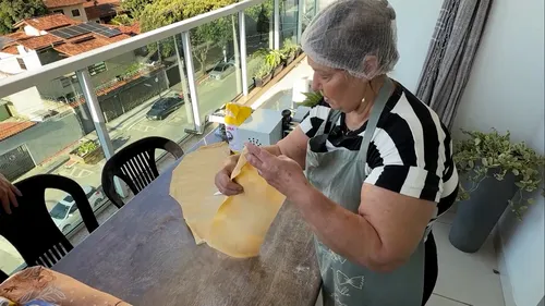 
          Imagem ilustrativa da imagem Dona Edilza abre a casa e ensina capelete de 40 anos
          
