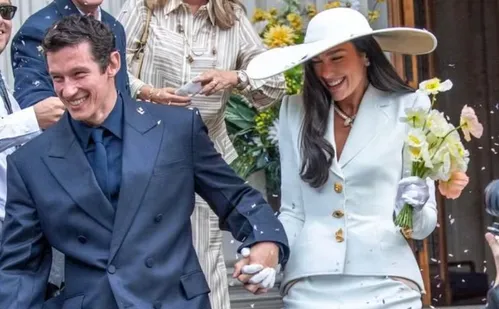 
          Imagem ilustrativa da imagem Dua Lipa se casa com o ator Callum Turner em Londres
          